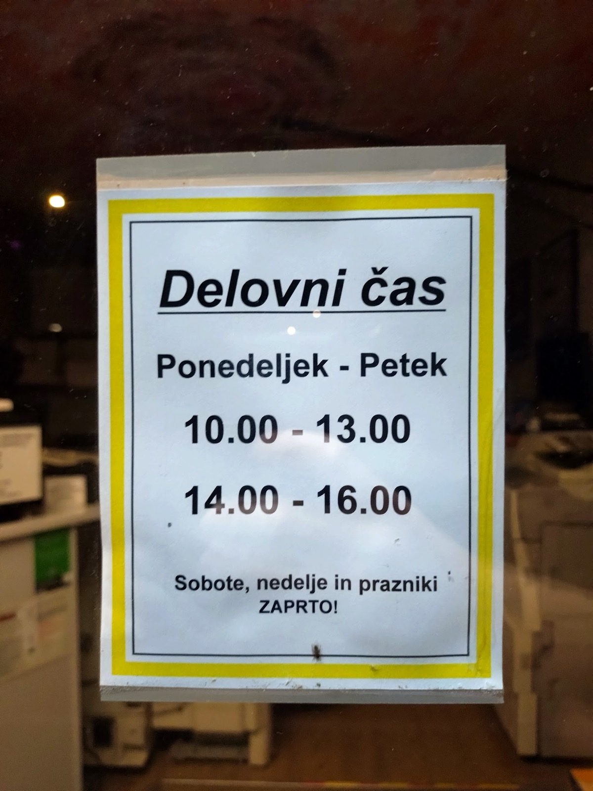 Pult v poslovalnici